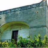 Il prospetto angolare di nord-est � contraddistinto da quattro profondi archi incassati nei quali si aprono delle porte-finestre con balconi
